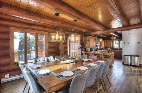 Lac Superieur Village Ski Chalet | ☆ 10 min to ski Mont-TREMBLANT ⛷ Spa, Fireplace, pool table, Lake Access ☀
