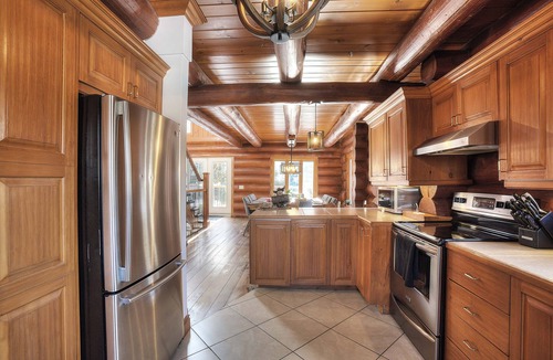 Lac Superieur Village Ski Chalet | ☆ 10 min to ski Mont-TREMBLANT ⛷ Spa, Fireplace, pool table, Lake Access ☀