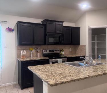 John T White House | 10 Min to World Cup - Modern 4BR Near DFW