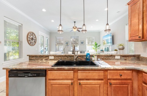 Villages of Crystal Beach House | 10-Min Walk to Beach | Heated Pool ,Trolley & BBQ