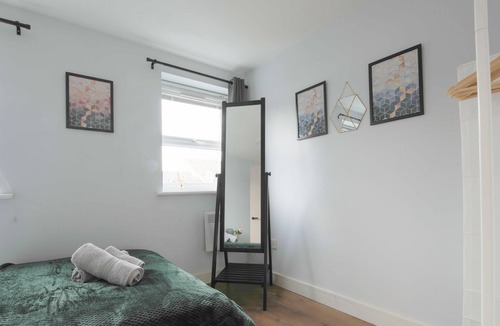 Atlantic Wharf Apartment | 10 min walk to City Centre 2 Bed Flat with Parking