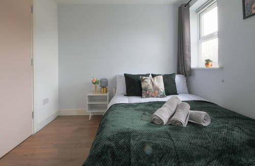 Atlantic Wharf Apartment | 10 min walk to City Centre 2 Bed Flat with Parking