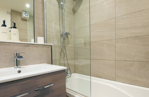 Atlantic Wharf Apartment | 10 min walk to City Centre 2 Bed Flat with Parking