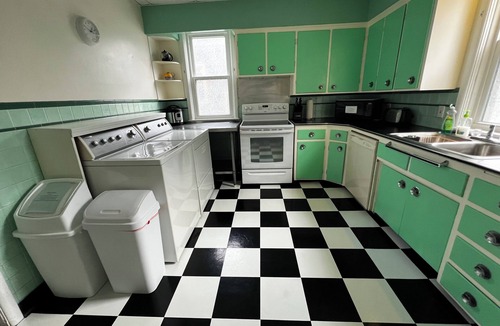 Downtown Niagara Falls House | 10 min. Walk to the Falls