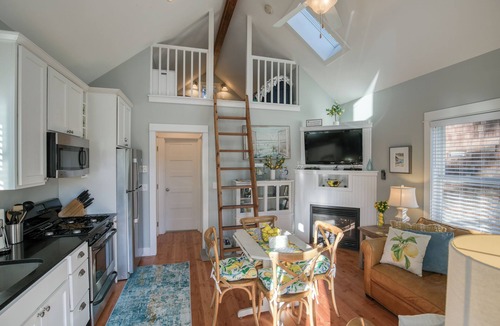 Seabrook Cabin | 10 min Walk to Town, Fire Table & Forest View