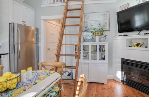 Seabrook Cabin | 10 min Walk to Town, Fire Table & Forest View