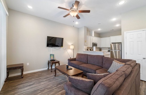 Humble Apartment | 10 mins from IAH/King Bed - Spacious 2 Bedroom home - Unit B