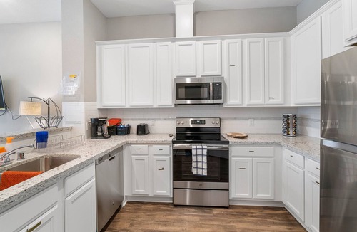 Humble Apartment | 10 mins from IAH/King Bed - Spacious 2 Bedroom home - Unit B