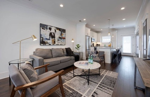 Charlotte Park Villa | 10 Mins To Broadway - Pet-Friendly Escape