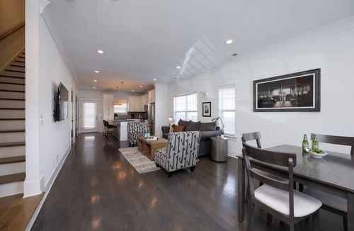 Charlotte Park Villa | 10 Mins To Broadway - Stunning Townhome