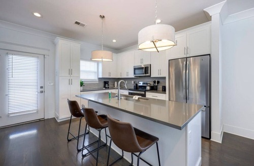 Charlotte Park Villa | 10 Mins To Broadway - Stunning Townhome