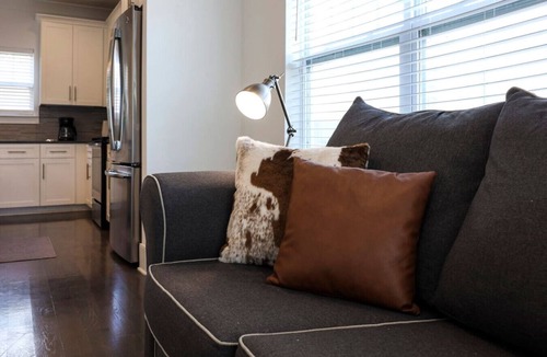 Charlotte Park Villa | 10 Mins To Broadway - Stunning Townhome