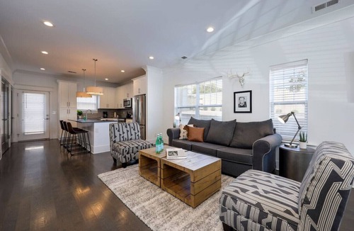 Charlotte Park Villa | 10 Mins To Broadway - Stunning Townhome