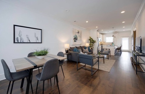 Charlotte Park Villa | 10 Mins To Broadway - Stylish Gated Townhome