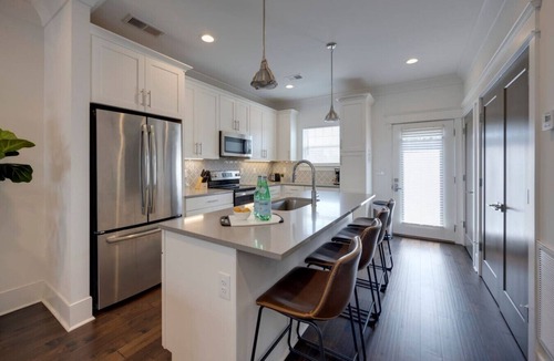 Charlotte Park Villa | 10 Mins To Broadway - Stylish Gated Townhome