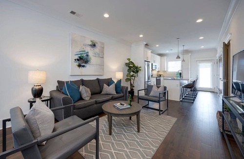Charlotte Park Villa | 10 Mins To Broadway - Stylish Gated Townhome