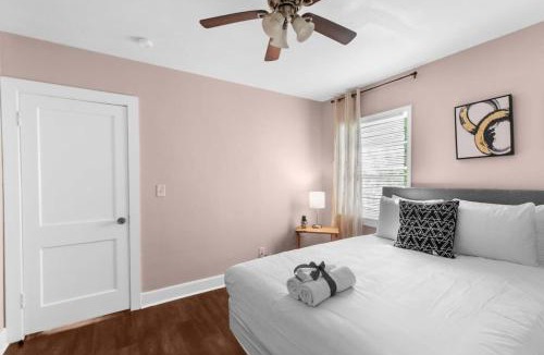 Shannon House | 10 Mins to Legion Field Stadium- Blushing Bungalow