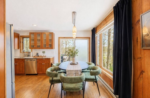 West Dover House | 10 Mins to Mt Snow Golf-Barrel Sauna, Game Room, Fire Pit, Hot Tub, Pet Friendly