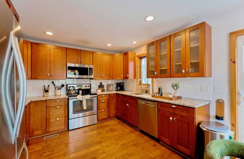 West Dover House | 10 Mins to Mt Snow Golf-Barrel Sauna, Game Room, Fire Pit, Hot Tub, Pet Friendly
