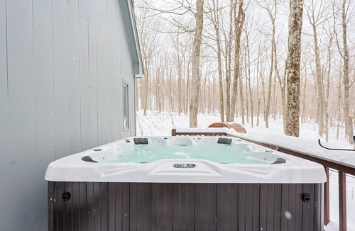 West Dover House | 10 Mins to Mt Snow Golf-Barrel Sauna, Game Room, Fire Pit, Hot Tub, Pet Friendly