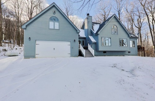 West Dover House | 10 Mins to Mt Snow Golf-Barrel Sauna, Game Room, Fire Pit, Hot Tub, Pet Friendly