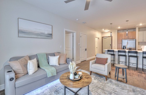 The Gulch Apartment | 10 Minute or less away from Broadway, The Ryman, and the Country Music Hall of Fame| Stylish 1 bedroom |Heated Infinity pool | Game room | Music Studio | Fire Pit.