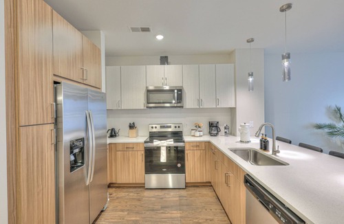 The Gulch Apartment | 10 Minute or less away from Broadway, The Ryman, and the Country Music Hall of Fame| Stylish 1 bedroom |Heated Infinity pool | Game room | Music Studio | Fire Pit.