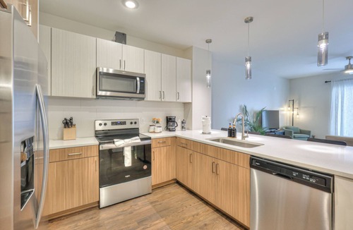 The Gulch Apartment | 10 Minute or less away from Broadway, The Ryman, and the Country Music Hall of Fame| Stylish 1 bedroom |Heated Infinity pool | Game room | Music Studio | Fire Pit.