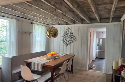 Downtown Niagara Falls House | 10 minute Walk to Niagara Falls - Sweet Cottage