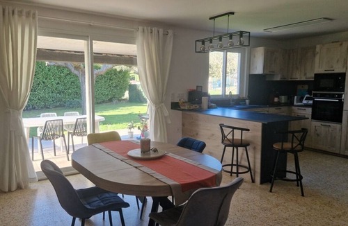 Sauveterre House | 10 minutes from Avignon! Very quiet country house with a small swimming pool