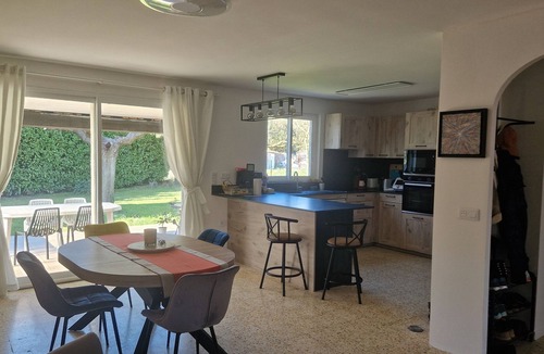 Sauveterre House | 10 minutes from Avignon! Very quiet country house with a small swimming pool