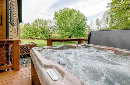 Wears Valley House | 10 minutes to GSMNP - Large fenced yard - Firepit -Hot tub -Swimming pool access