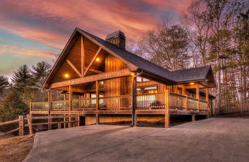 Morganton Cabin | 10% Off Member Deal 10 min>Blue Ridge Mtn Views Hot Tub Firepit Game Room Pond