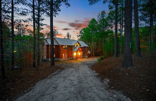 Broken Bow Cabin | 10% Off Member Deal Sleeps 18 Walk2Town Hot Tub Firepit Deck Playground Game Rm