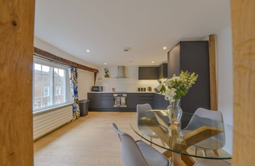 St Albans Apartment | 10% OFF Weekly Special Couples Leisure Sleeps 2