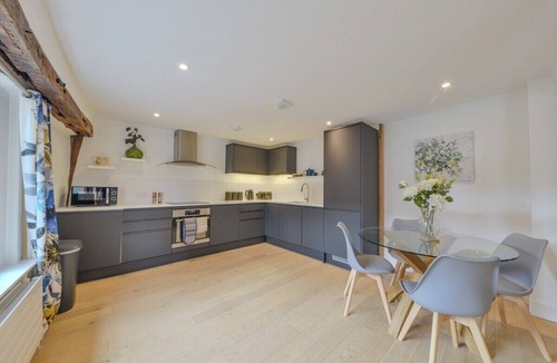 St Albans Apartment | 10% OFF Weekly Special Couples Leisure Sleeps 2