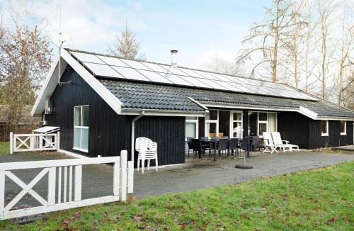 Udsholt Sand House | 10 person holiday home in Græsted