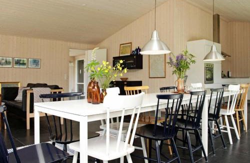 Mosevra House | 10 person holiday home in Oksb l