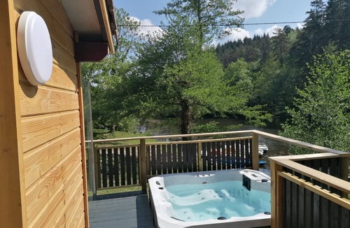 Saint-Vincent-de-Durfort Ski Chalet | 10-seater chalet with private spa.