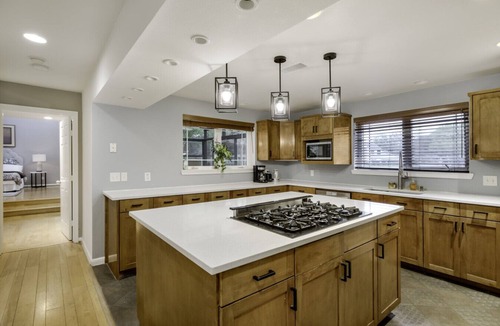 Garland House | 10 Sleeper | Pool Access, AC,