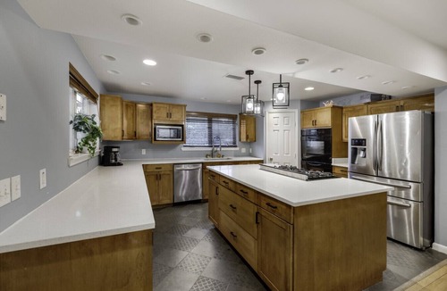 Garland House | 10 Sleeper | Pool Access, AC,