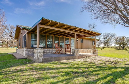 Morgan Mill Cottage | 10 Star Ranch Cottage · Fishing Lake · Sleeps 6