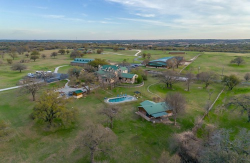 Morgan Mill Cottage | 10 Star Ranch Cottage · Fishing Lake · Sleeps 6