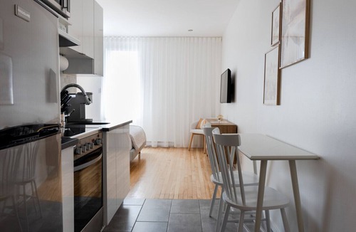 Plateau Mont Royal Apartment | #10 - Studio/Plateau/St-Denis/SelfCheck-In/AC/TV