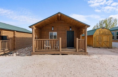 St. Charles Cabin | #10 Woodland Wildlife Cabin w/AC, Fire Pit & BBQ!