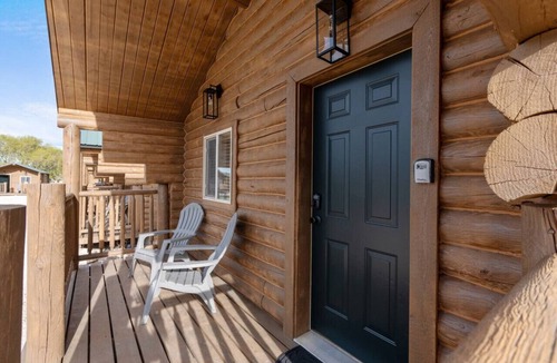St. Charles Cabin | #10 Woodland Wildlife Cabin w/AC, Fire Pit & BBQ!