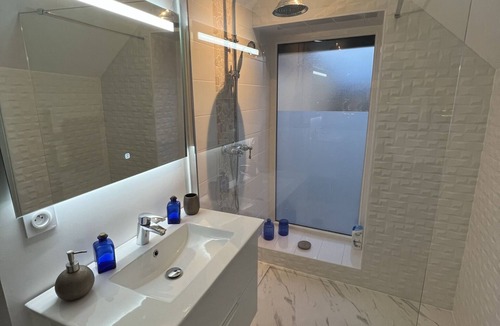 Saint-Jean-sur-Mayenne Bed & Breakfast | 100 m2 loft with private Jacuzzi