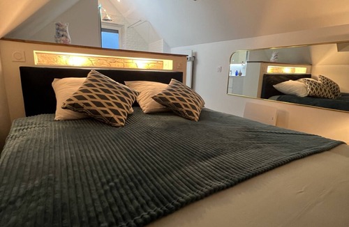 Saint-Jean-sur-Mayenne Bed & Breakfast | 100 m2 loft with private Jacuzzi