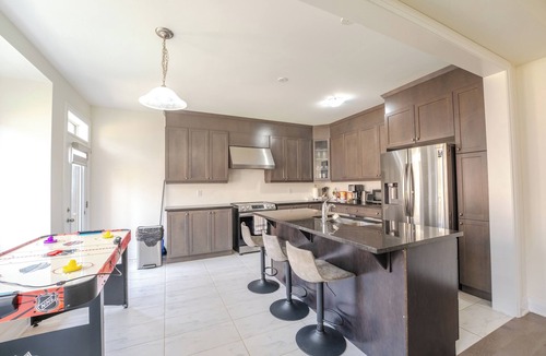 Caledon House | 100 % privacy 7 bedrooms with 6 bathrooms and 2 master bedroom with 2 king beds