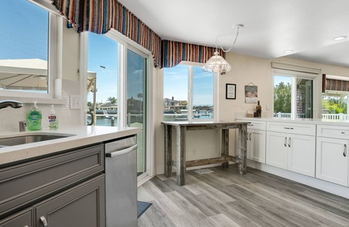 Discovery Bay House | 100% remodeled in 2020-Large deck w/jacuzzi, paddle boards, & ping pong table!